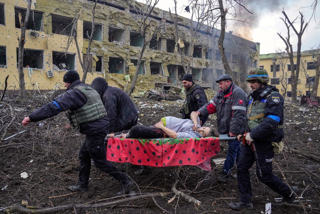 Día a día, se suceden todo tipo de imágenes de dolor por la guerra. Foto: AP