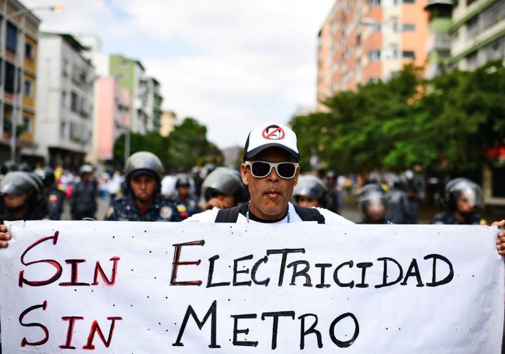 Miles de personas se manifestaron por la falta de suministro eléctrico (Foto: RONALDO SCHEMIDT / AFP)