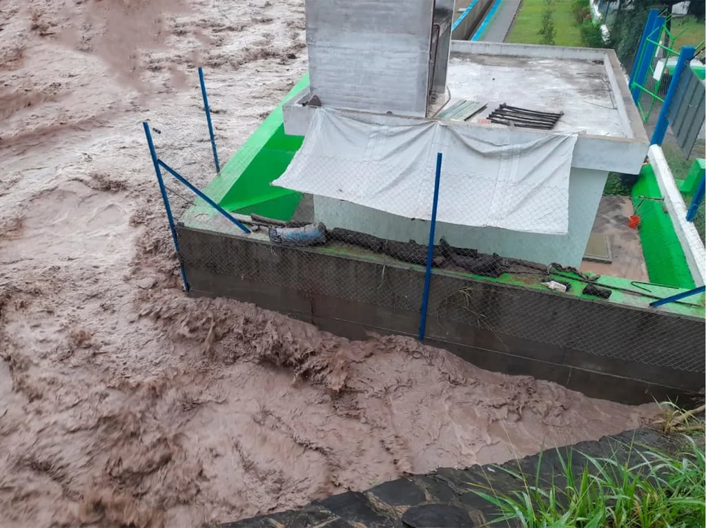 Las condiciones climáticas elevaron de manera superlativa los niveles de turbiedad en los cursos de agua que alimentan las plantas potabilizadoras en Jujuy, informó la empresa Agua Potable S.E.
