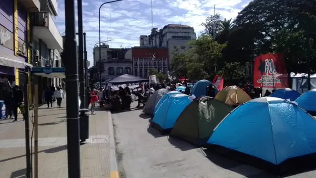 Acampe de organizaciones sociales en Plaza Independencia.