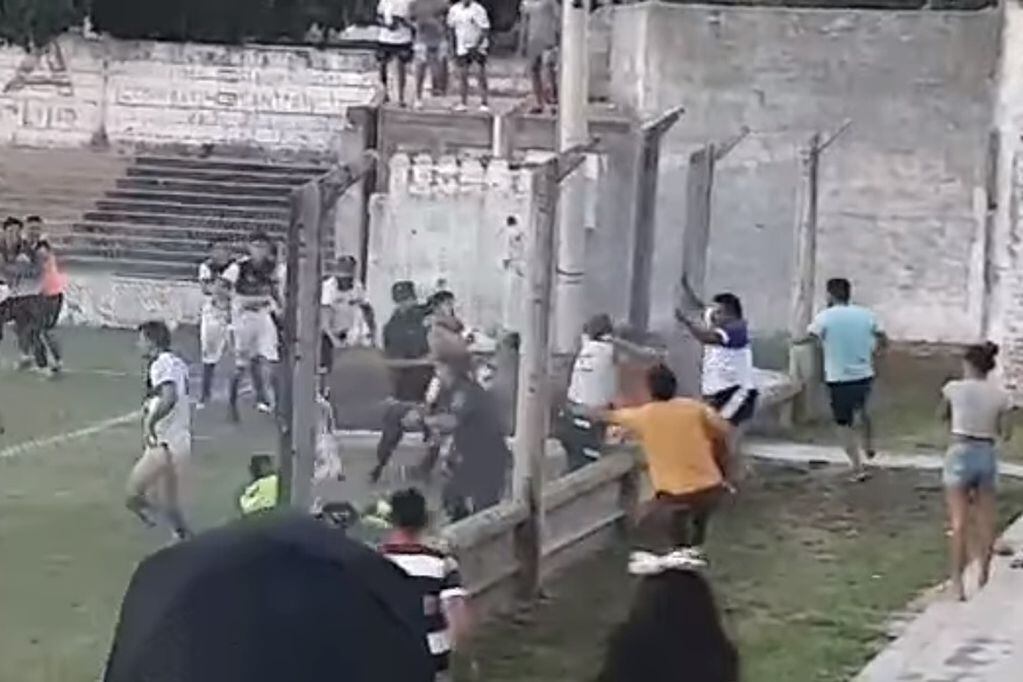 En medio de graves disturbios, futbolistas agredieron a los árbitros (Captura web).
