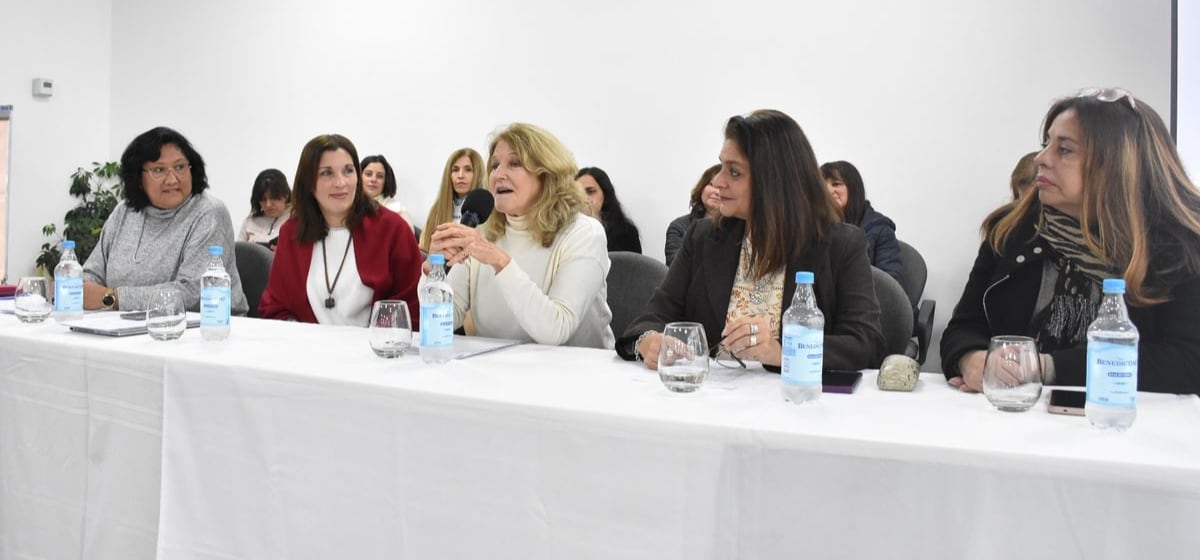 La reconocida docente, investigadora y autora Diana Grunfeld (al centro) disertó este lunes en el Ministerio de Educación de Jujuy.