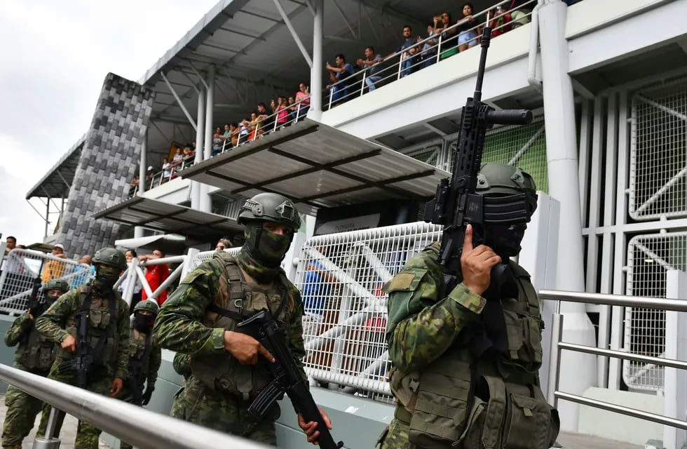 Militares patrullan a las afueras de un mercado abierto, en Portoviejo, Ecuador, el jueves 11 de enero de 2024.