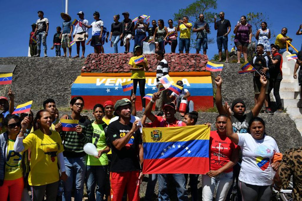 Manifestación en el puente fronterizo entre Venezuela y Colombia en reclamo por el ingreso de ayuda humanitaria (AFP)