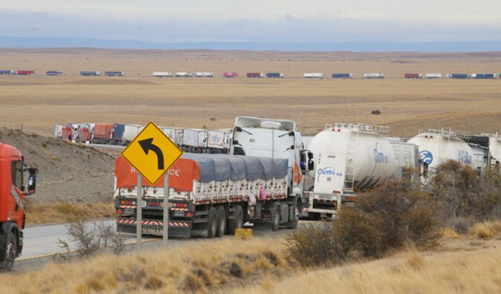 Más de 800 transportistas argentinos varados en Punta Delgada (frontera Argentino-Chilena) por un conflicto sindical en el país trasandino.