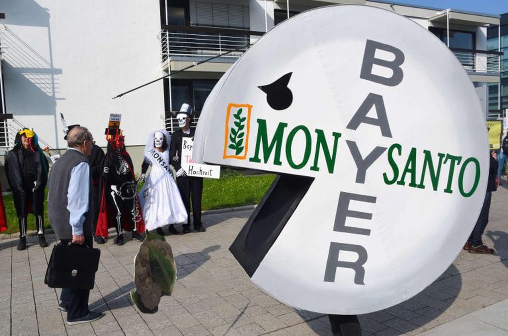 Unión de imagen de Bayer y Monsanto en una demostración de pesticidas en Estados Unidos