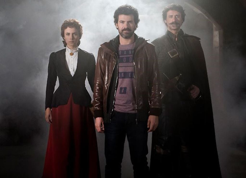 Amelia Folch (Aura Garrido), Julián Martínez (Rodolfo Sancho) y Alonso de Entrerríos (Nacho Fresneda).
