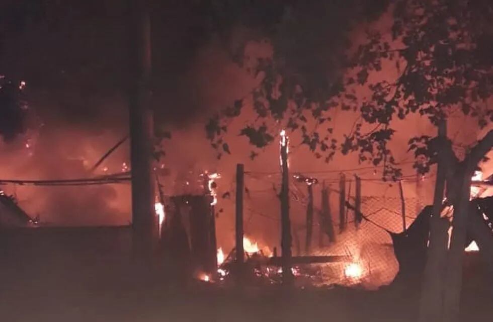 La casa de una familia en Caucete se prendió fuego por completo.