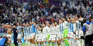 El festejo de la Selección Argentina con los hinchas en Qatar.