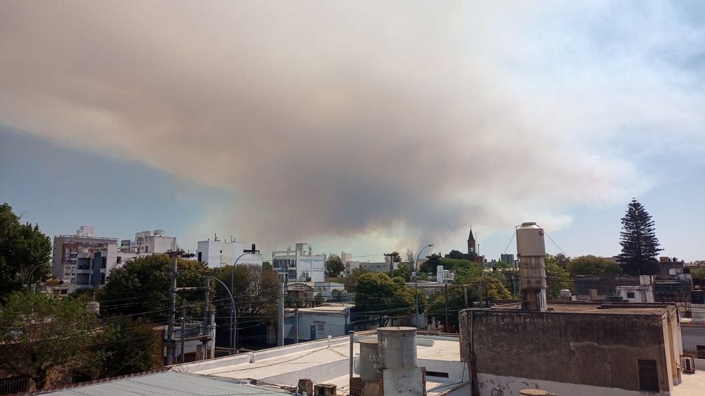 El humo de los incendios en las sierras visto desde Alto Alberdi.