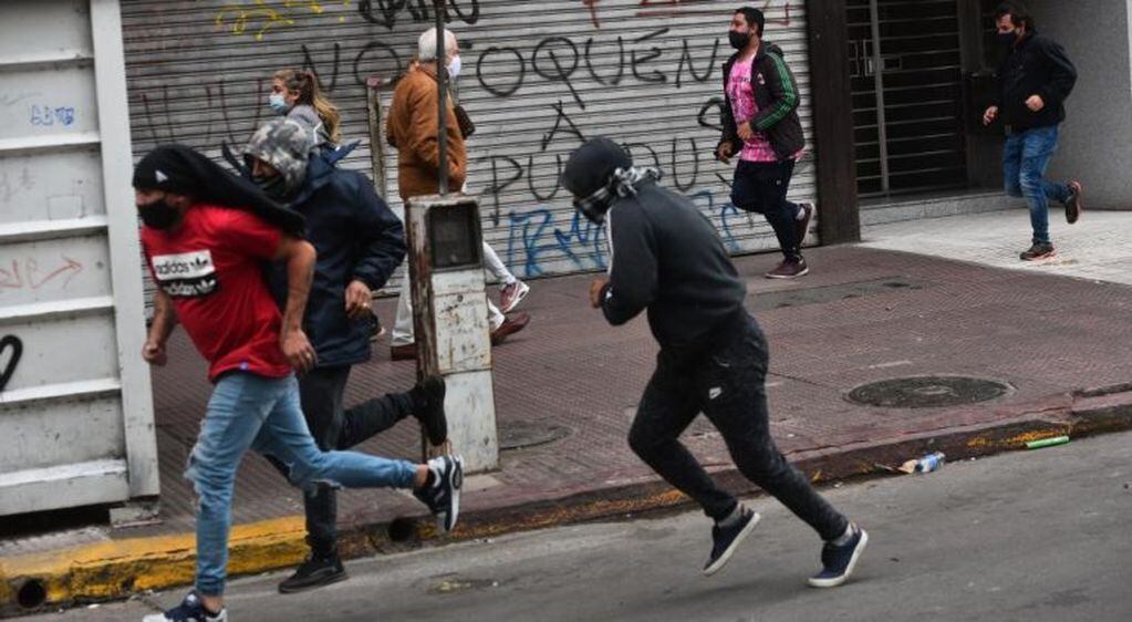 Al menos seis policías terminaron heridos y siete manifestantes detenidos. (Foto: Pedro Castillo)