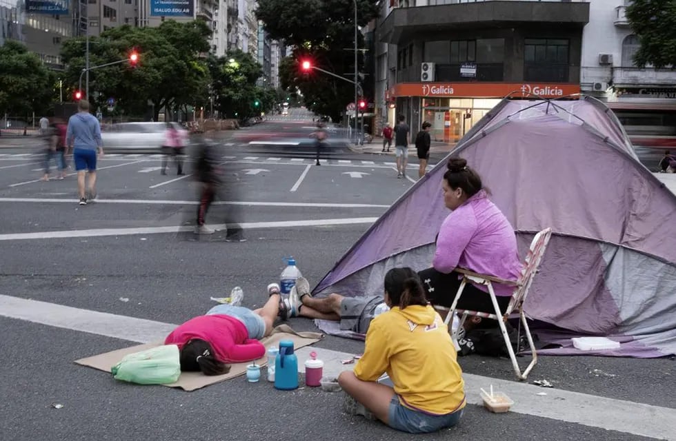 Así está el acampe en la 9 de julio por los reclamos en las suspensiones de redes sociales.