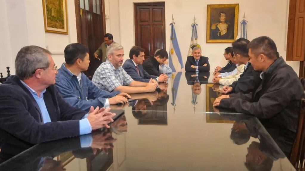 La comitiva china inició su visita a la provincia de Jujuy con una reunión con el gobernador Morales y funcionarios del área de energía, en la Casa de Gobierno.