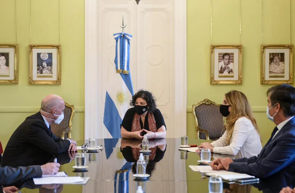 Carla Vizzotti y Cecilia Nicolini se reunieron con el embajador del Reino Unido en Argentina, Mark Kent. (Foto: Ministerio de Salud)