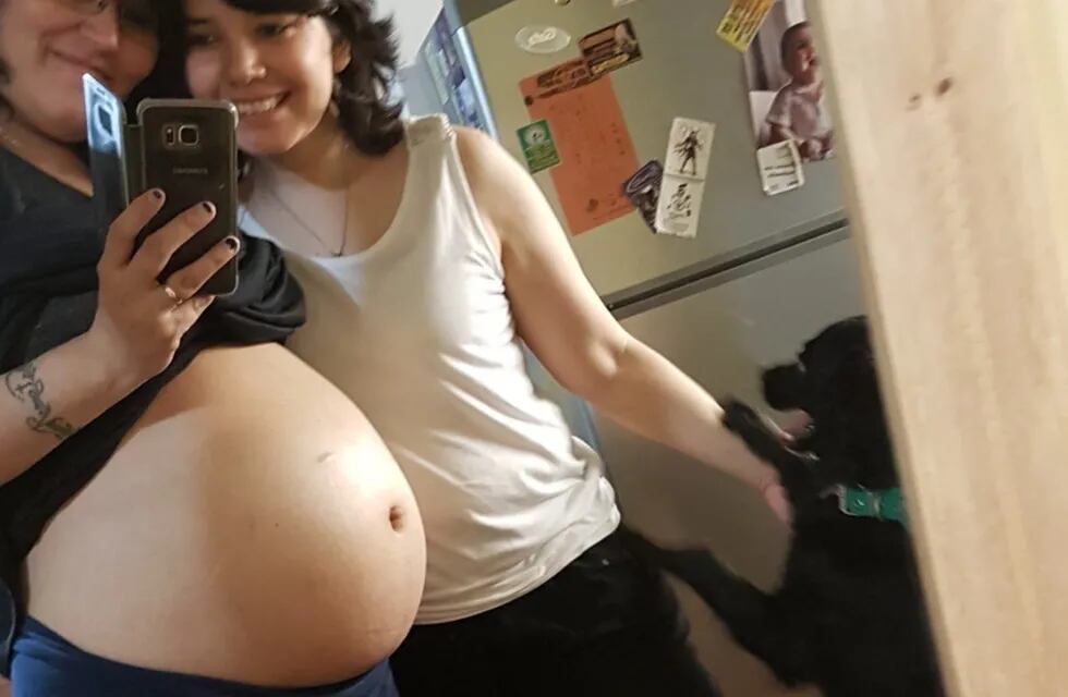 Soledad mostrando su embarazo junto a su novia Marisol