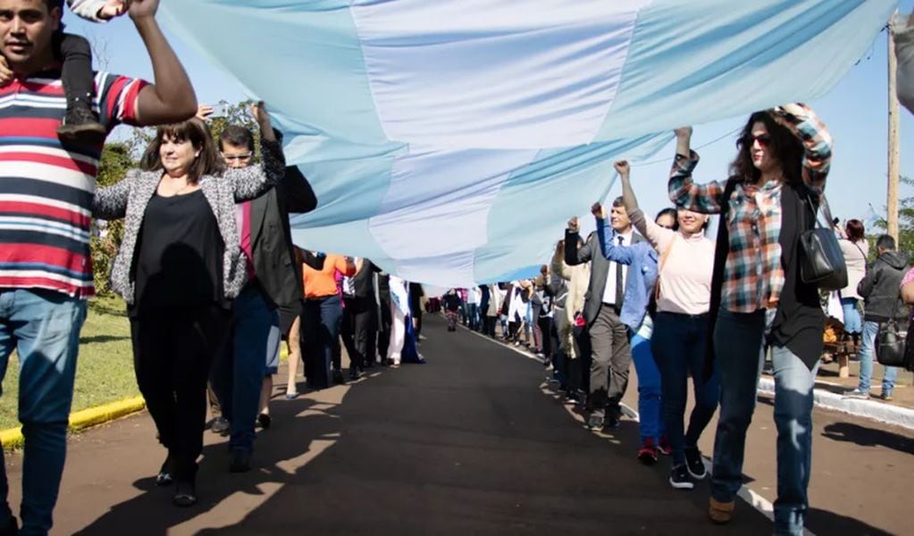 Desplegaron la Bandera Argentina más larga de la provincia.