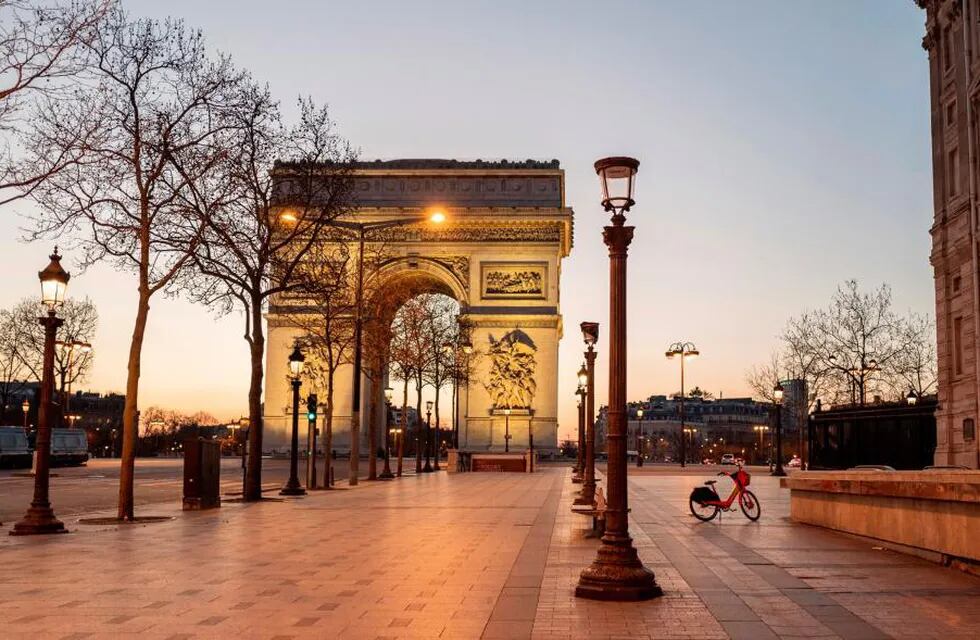 Cada vez menos se verán imágenes de una París desierta debido a que Francia flexibiliza sus cuarentenas. Foto AP.