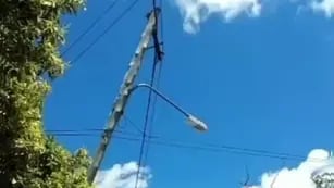 Video viral de un poste semicaído en Córdoba
