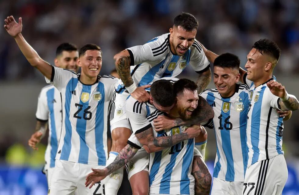 Lionel Messi y sus compañeros en un partido de la selección argentina. (AP / Archivo)