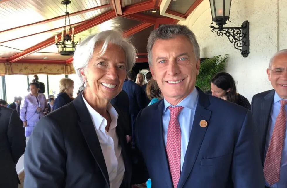 Fotografía cedida por la Presidencia de Argentina que muestra al presidente Mauricio Macri mientras posa con la directora del Fondo Monetario Internacional, Christine Lagarde.