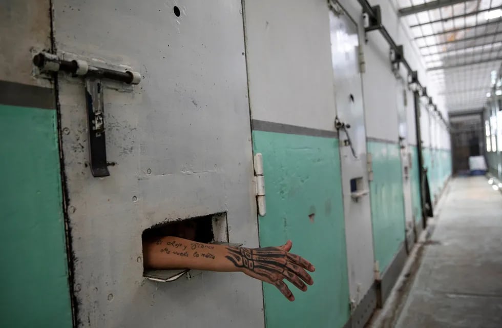 El Enacom aprobó un programa que permite mejorar la conectividad en las cárceles federales. Foto Rodrigo Abd/AP.
