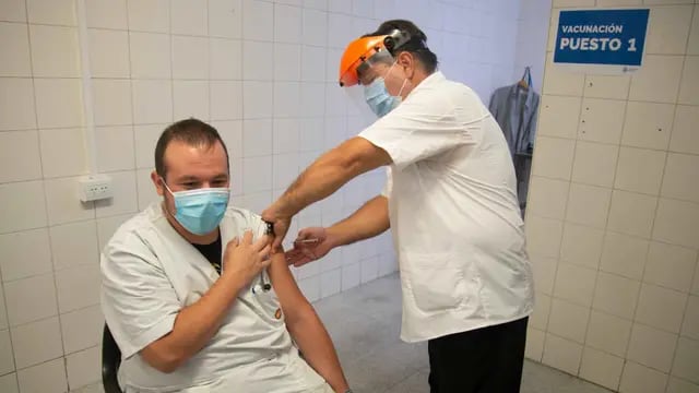 Colocación de vacuna contra el coronavirus en Rosario