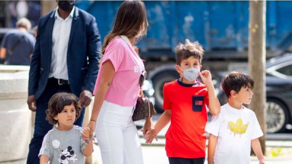 Los hijos de Messi volvieron a usar el pantalón de entrenamiento de PSG para salir a pasear.