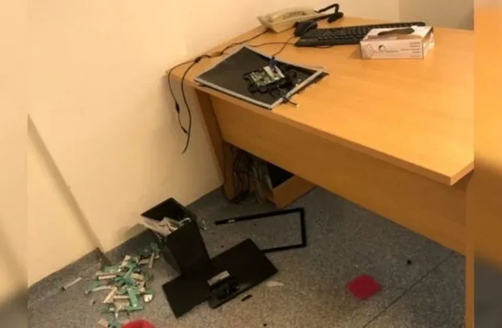 Violencia en el Hospital: un paciente rompió la computadora de un consultorio.