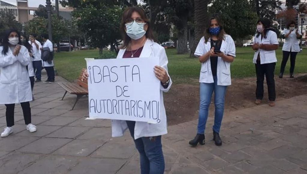 Manteniendo el distanciamiento, un grupo de médicas se hizo presente en la plaza Belgrano.