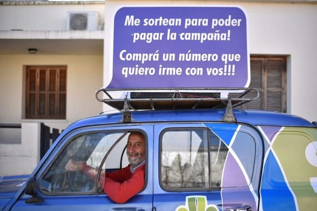 Domingo Carrazza en su Renault 4L
Crédito: Facebook Vecinalismo