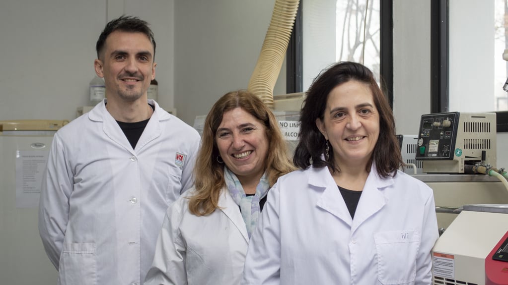 Sheila Ons (der.), María Victoria Micieli y Nicolás Barrera-Illanes, investigadoras y becario del CONICET a cargo de la investigación.