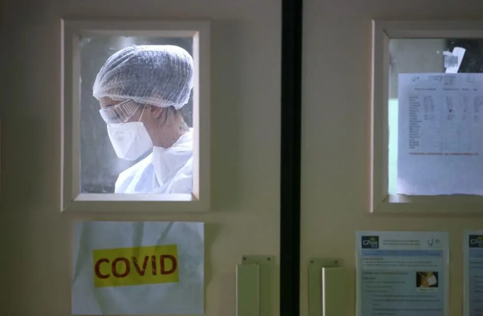 A nurse wearing protective gear is at work in the COVID-19 area, in the Eugenie Hospital in Ajaccio, on the French Mediterranean island of Corsica, on April 23, 2020, on the thirty-eighth day of a lockdown in France aimed at curbing the spread of the COVID-19 disease, caused by the novel coronavirus. - A message, a drawing or a picture slipped into the coffin, letters from caretakers to the families... Several \