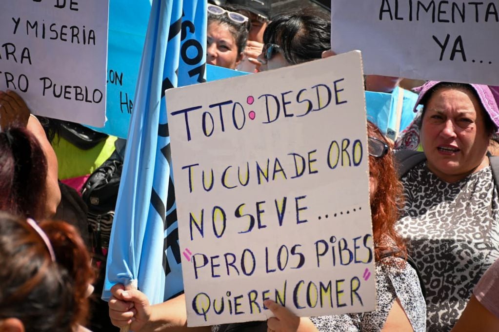 La organización social marchó al Ministerio de Economía y también en el ingreso al country donde vive Luis Caputo. Foto: Barrios de Pie