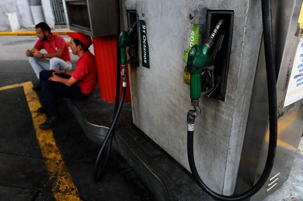 Estaciones de servicio locales están con faltante de combustible por presión de las petroleras. (Photo by MARVIN RECINOS / AFP)