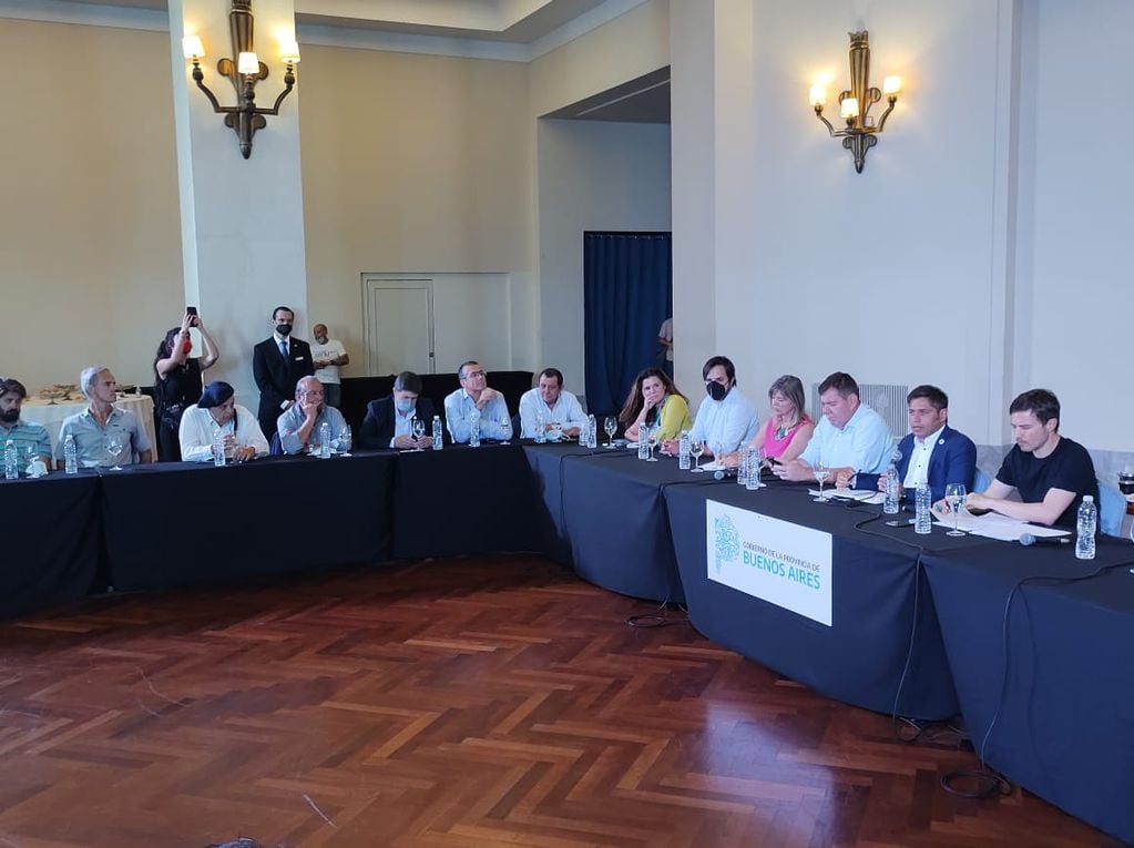 El intendente Carlos Sánchez participó en una reunión con el gobernador Kicillof