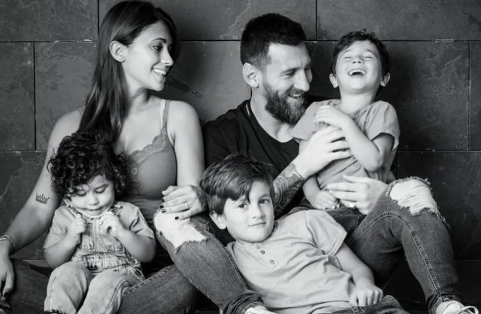 Lionel Messi con Antonela Roccuzzo y sus hijos Thiago, Ciro y Mateo (Instagram @antonelaroccuzzo)