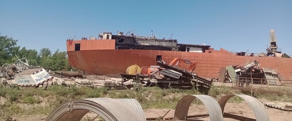 El buque tanque Lancer, de las islas Bahamas, explotó en enero de 1998 en el Paraná de las Palmas