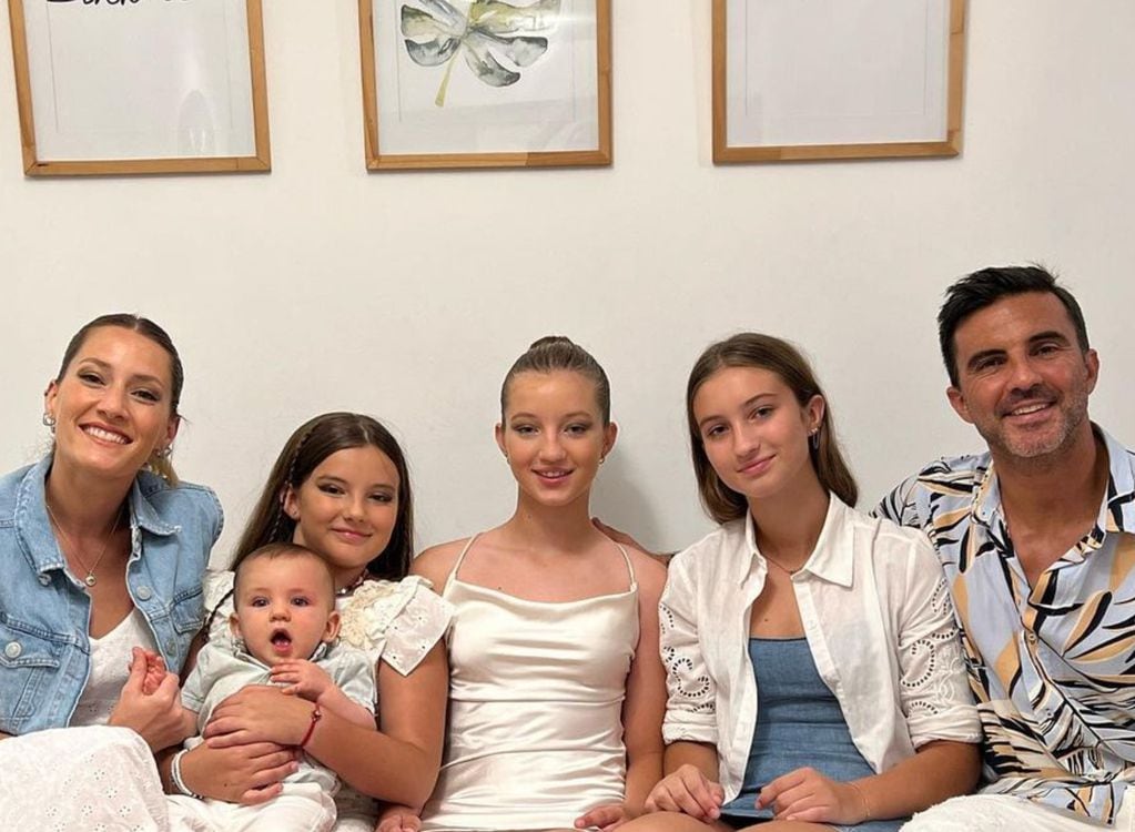 Mica Viciconte junto a Fabián Cubero y sus hijos.