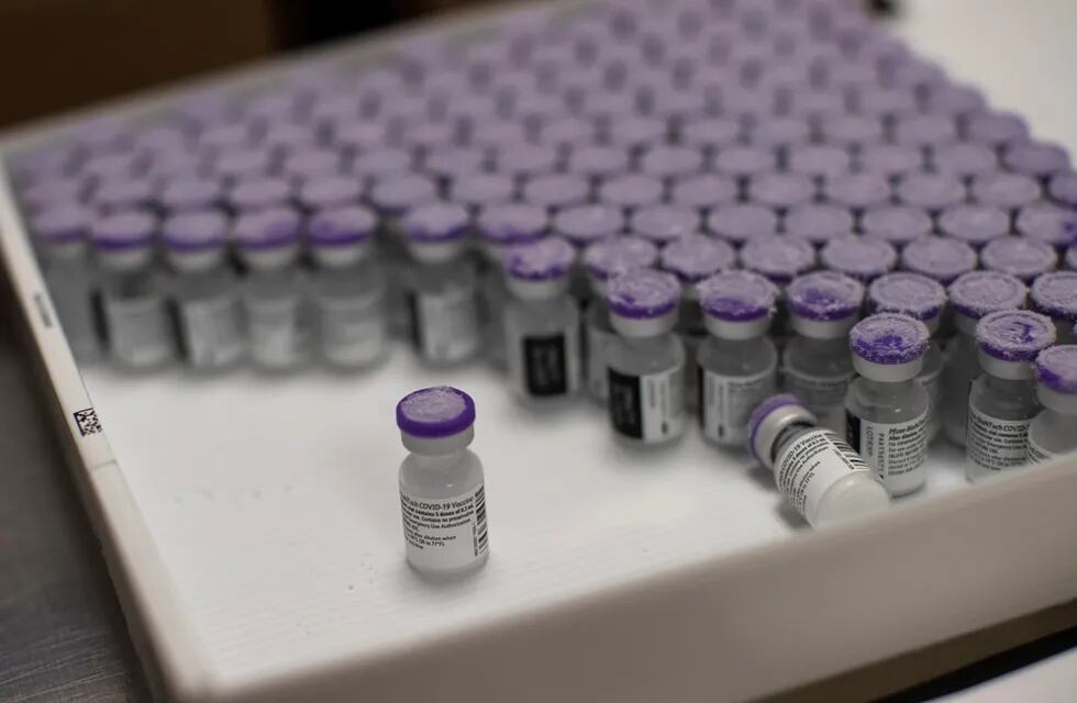 ID:4929327 FILE - In this Monday, Jan. 4, 2021 file photo, frozen vials of the Pfizer/BioNTech COVID-19 vaccine are taken out to thaw, at the MontLegia CHC hospital in Liege, Belgium. Envoys from World Trade Organization member nations are taking up a proposal to ease patents and other intellectual property protections for COVID-19 vaccines to help developing countries fight the pandemic, an idea backed by the Biden administration but opposed in other wealthy countries with strong pharmaceutical industries. On the table for a two-day meeting of a WTO panel opening Tuesday June 8, 2021, is a revised proposal presented by India and South Africa for a temporary IP waiver on coronavirus vaccines. (AP Photo/Francisco Seco, File)