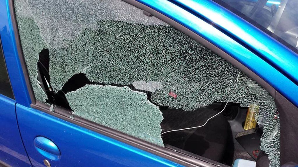 La mujer atacó a piedras el auto de su marido pero este se negó a denunciarla.