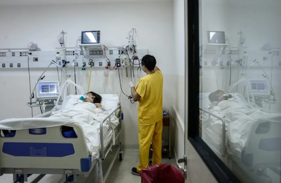 Un enfermero trabaja en la Unidad de Terapia Intensiva del Hospital de Agudos de Ezeiza. (EFE)