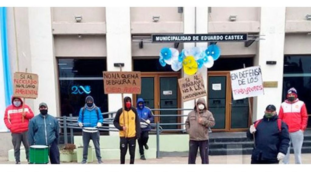 La protesta de los trabajadores frente a la Municipalidad (Radiodon)
