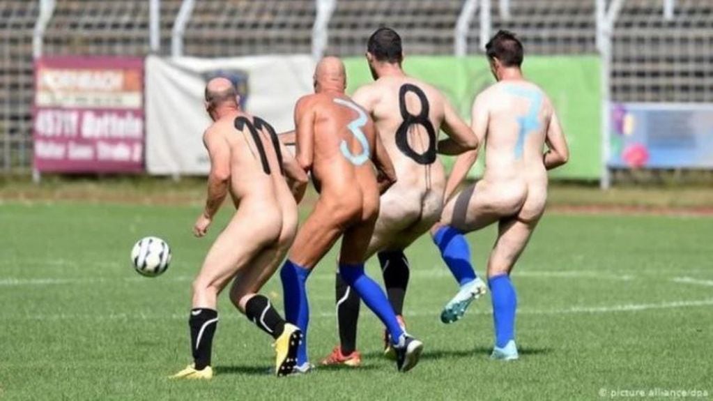 Jugaron al fútbol desnudos para protestar contra la comercialización del deporte (Foto: DPA)