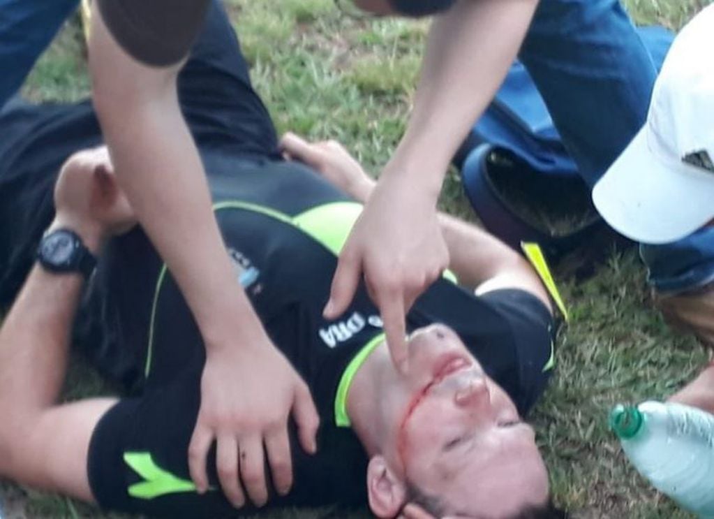 Brutal agresión a un árbitro en la final de la Liga Posadeña. (Foto: Misiones Online)