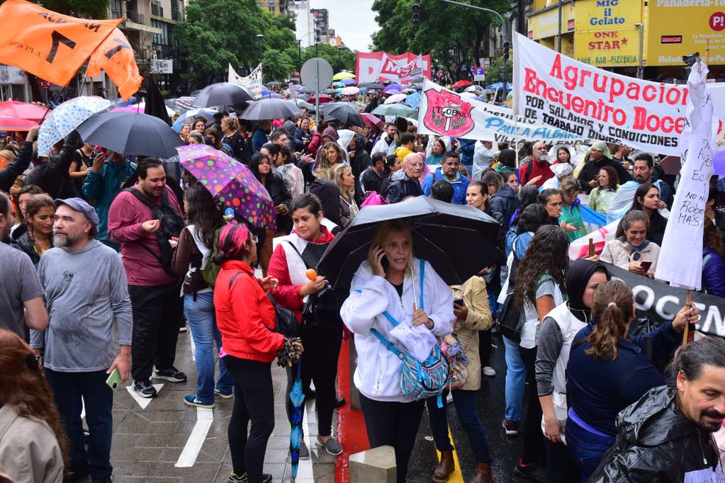 Ciudad de Córdoba. En medio de la lluvia, docentes se movilizaron en la segunda jornada de paro (Ramiro Pereyra/La Voz).