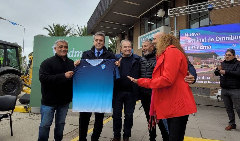 El exintendente de Tigre posó con la camiseta del equipo albiceleste.