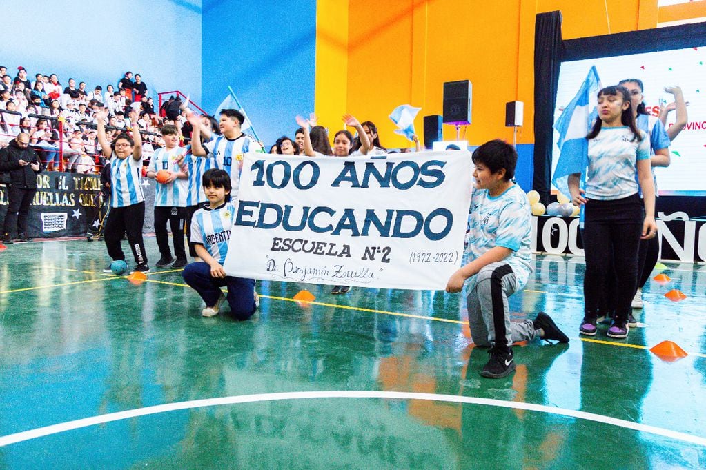 Los alumnos celebraron los 100 años de la  Escuela N°2.