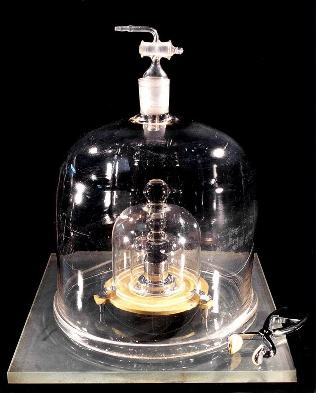 El cilindro de iridio y platino que hasta ahora definía el prototipo internacional del kilogramo (EFE/ Bipm Handout)