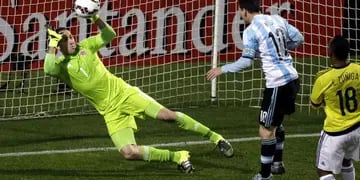 Increíble. La fenomenal tapada del colombiano Ospina le “robó” un gol a Messi. (Foto: AP)