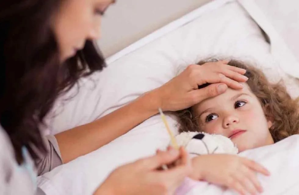 La fiebre es uno de los síntomas que suelen diferenciar la Gripe de Coronavirus. Imagen ilustrativa de niña con gripe.